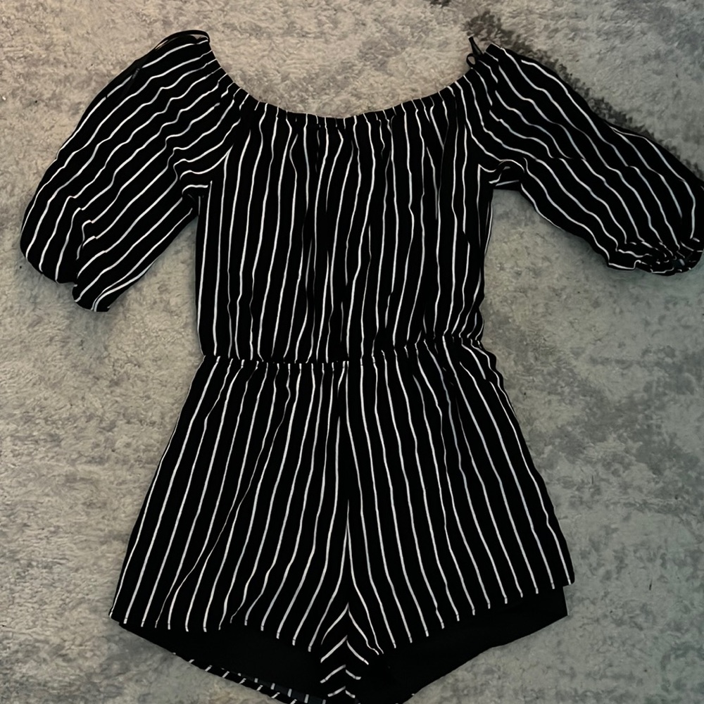Forever 21 romper size M. can go on or off the shoulders. Only worn twice